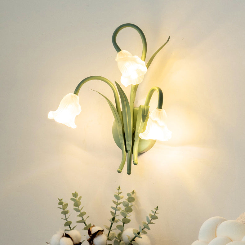FloralGlow – Vägglampa med blommönster i glas och järn