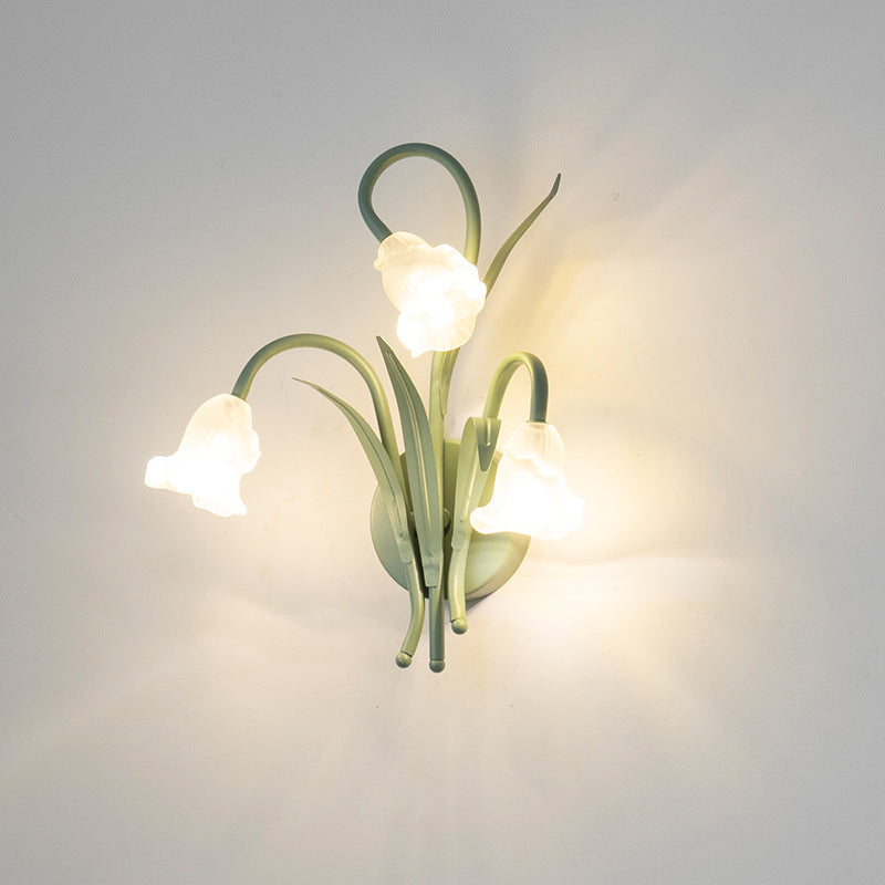 FloralGlow – Vägglampa med blommönster i glas och järn
