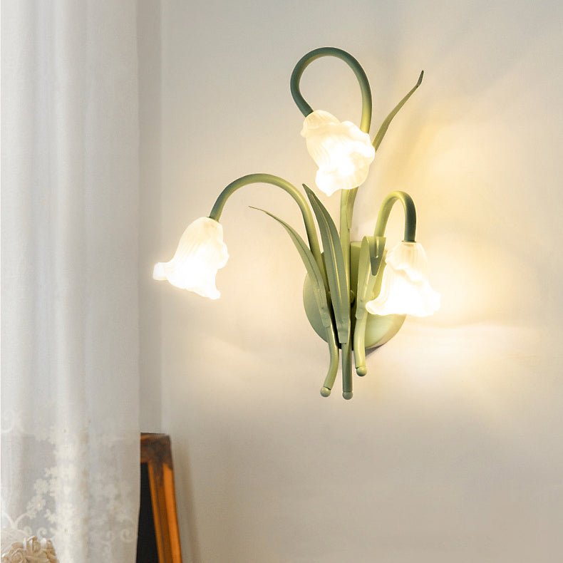 FloralGlow – Vägglampa med blommönster i glas och järn