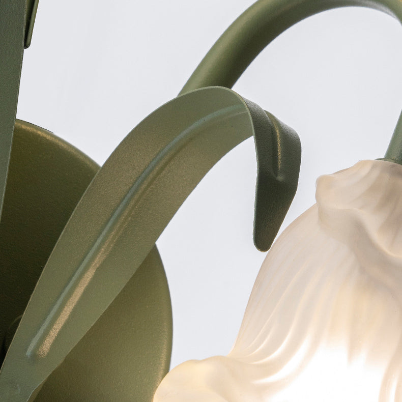 FloralGlow – Vägglampa med blommönster i glas och järn
