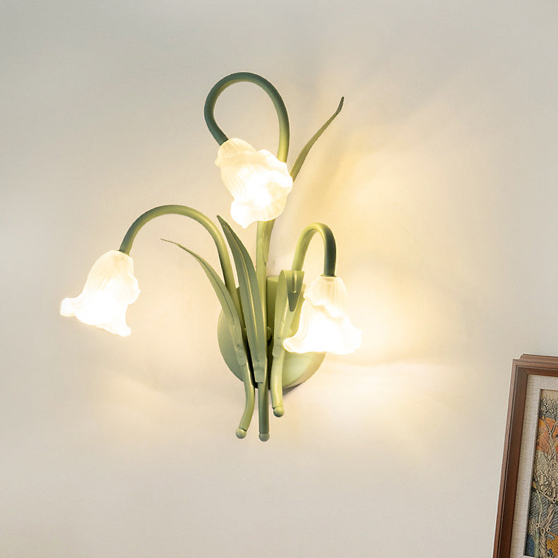 FloralGlow – Vägglampa med blommönster i glas och järn