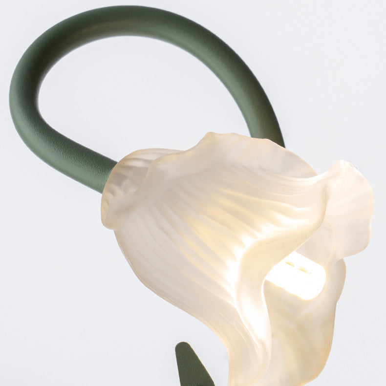 FloralGlow – Vägglampa med blommönster i glas och järn