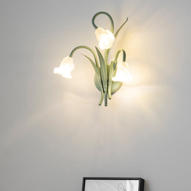 FloralGlow – Vägglampa med blommönster i glas och järn