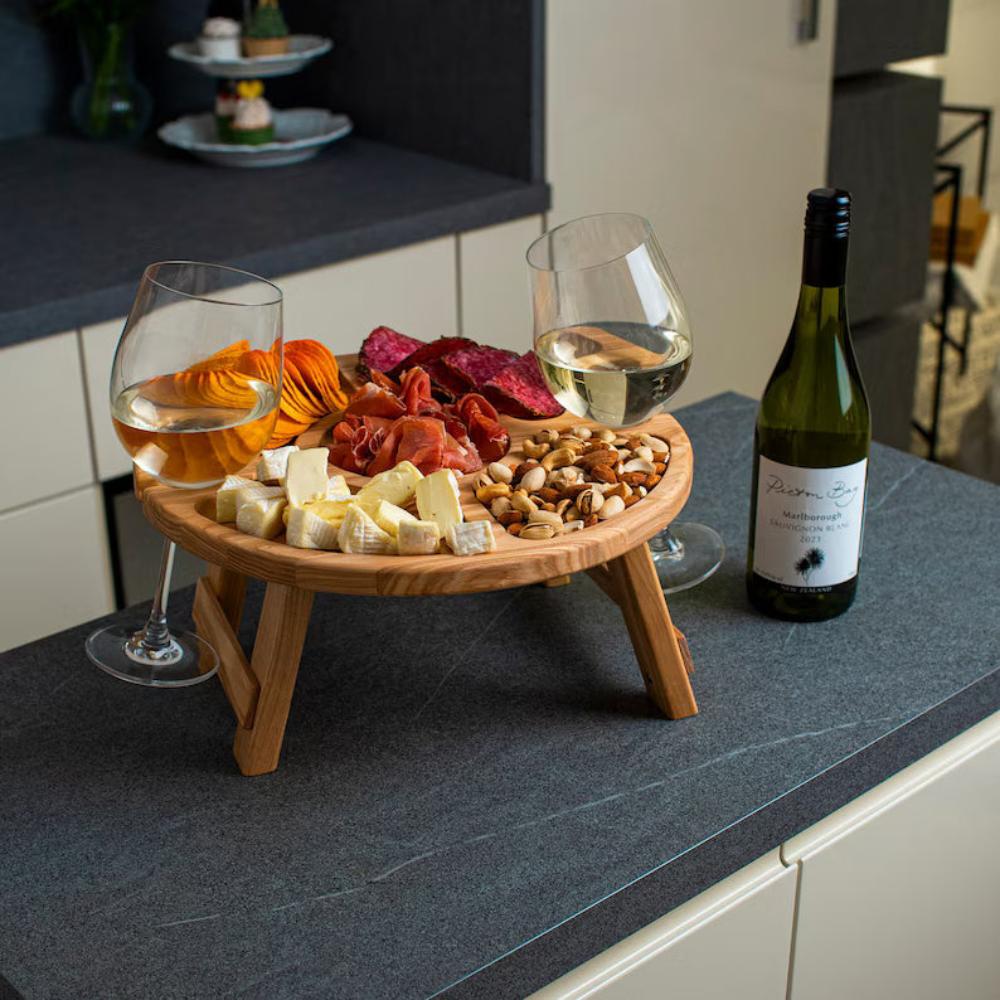 Fällbart Träbord för Picknick & Vin – Portabel Serveringsbricka med Glasfästen