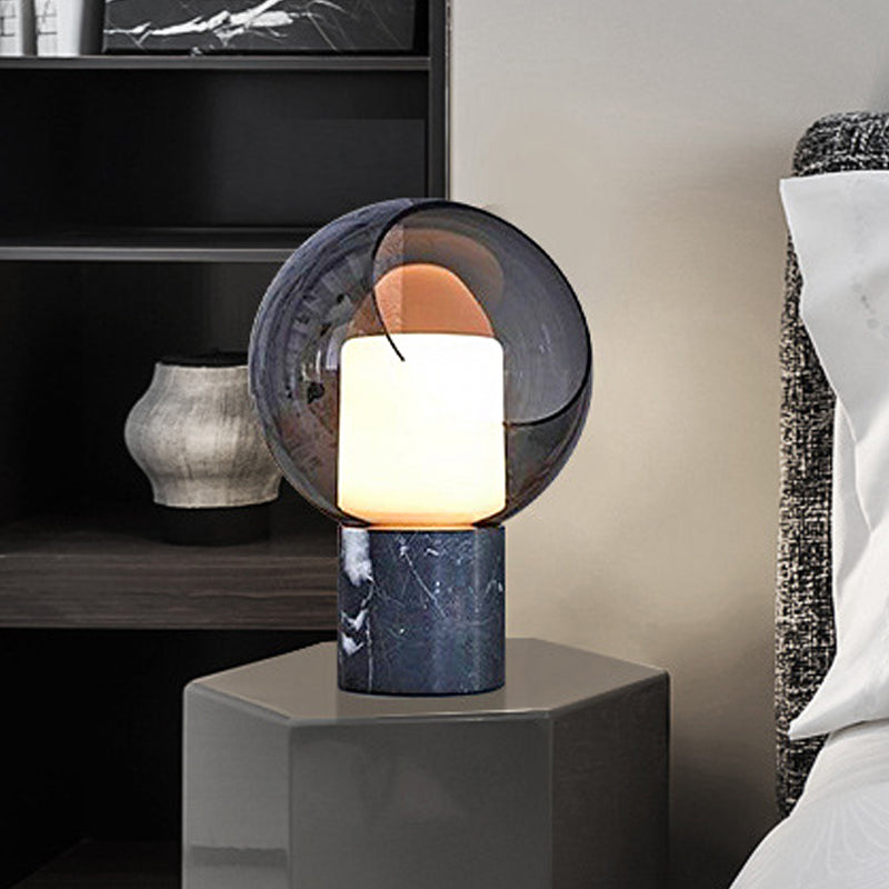 MarmoLys – Bordslampa med rökt glaskupol och marmorfot