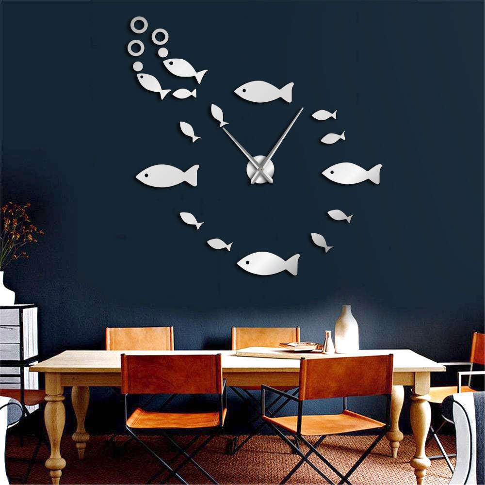 ReflectTime – Modern Väggklocka med Reflekterande Design