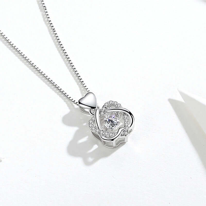 Halsband med Stjärna och Hjärta – Elegant Smycke för Alla Tillfällen