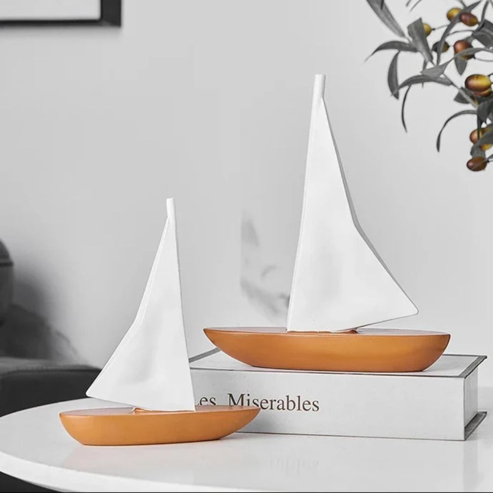 Segelbåtsskulptur i Elegant Design – Nautisk Dekor med Himmelsk Charm