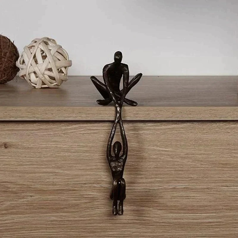 Emblem of Love and Strength – Engagemangsstaty för Meningsfull Inredning
