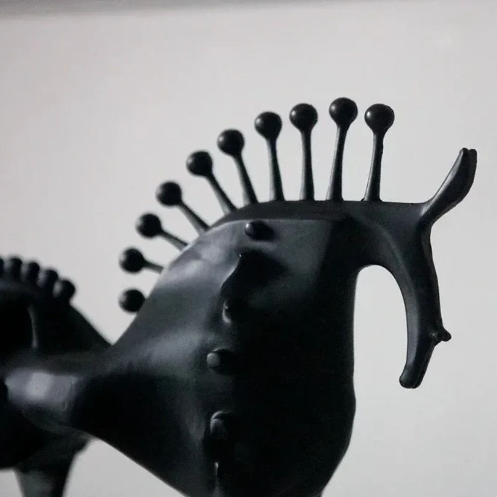 Svart Hingstskulptur i Metall – Slående Hästdekor