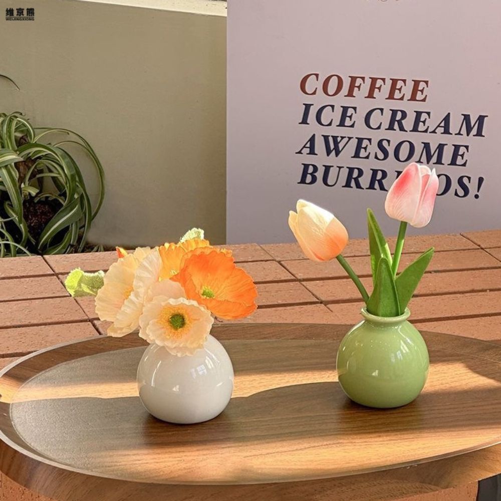 PoutChic – Modern Skulpterad Vase med Elegant Design