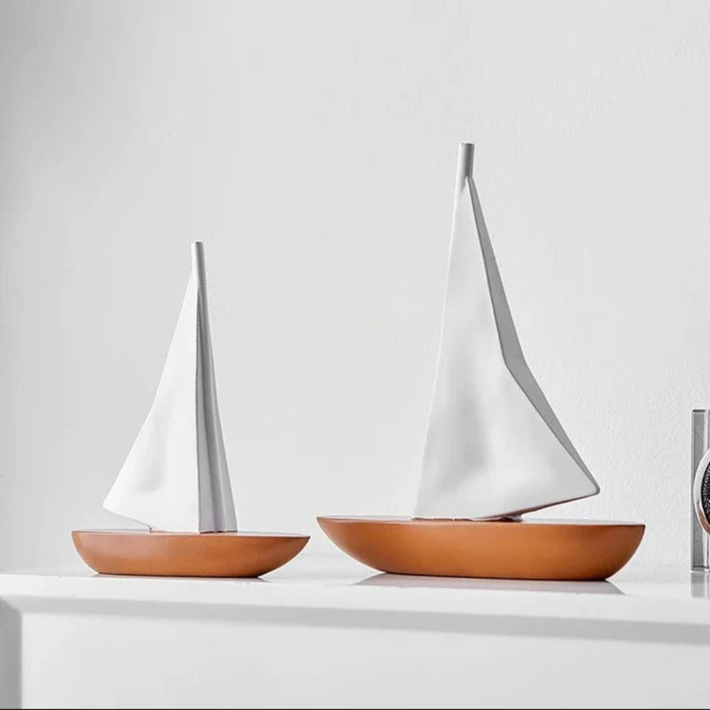 Segelbåtsskulptur i Elegant Design – Nautisk Dekor med Himmelsk Charm