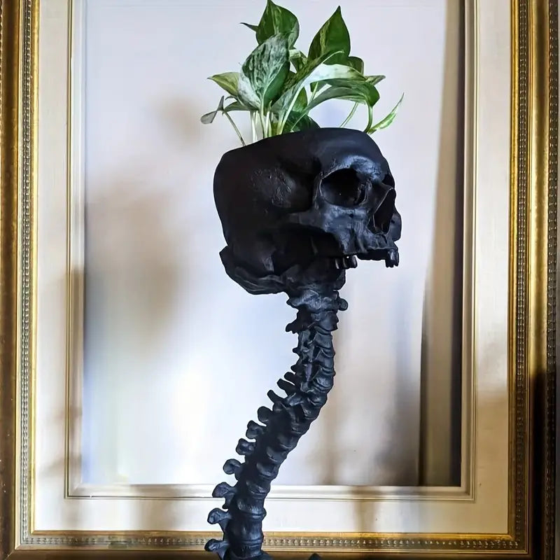 SkullSpine – Gotiskt Planteringskärl med Skalle och Ryggrad