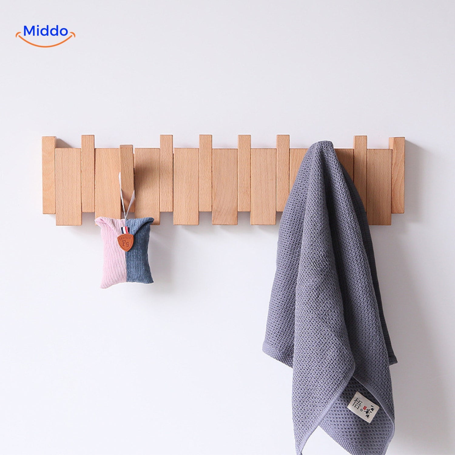 MelodiRack – Handgjord Klädhängare i Trä med Pianoinspirerad Design