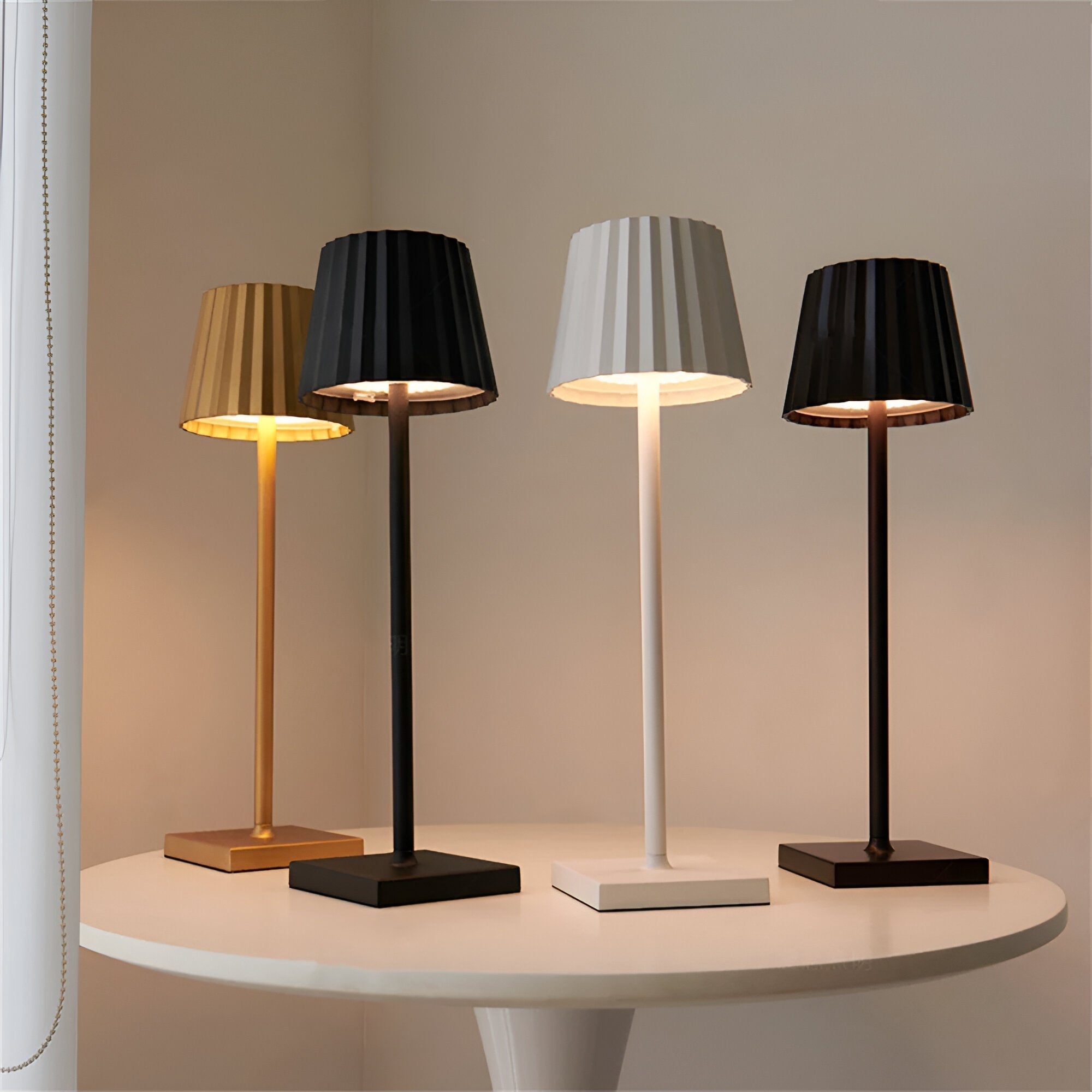 LumiGlow – Trådlös LED-Bordslampa med Justerbar Belysning