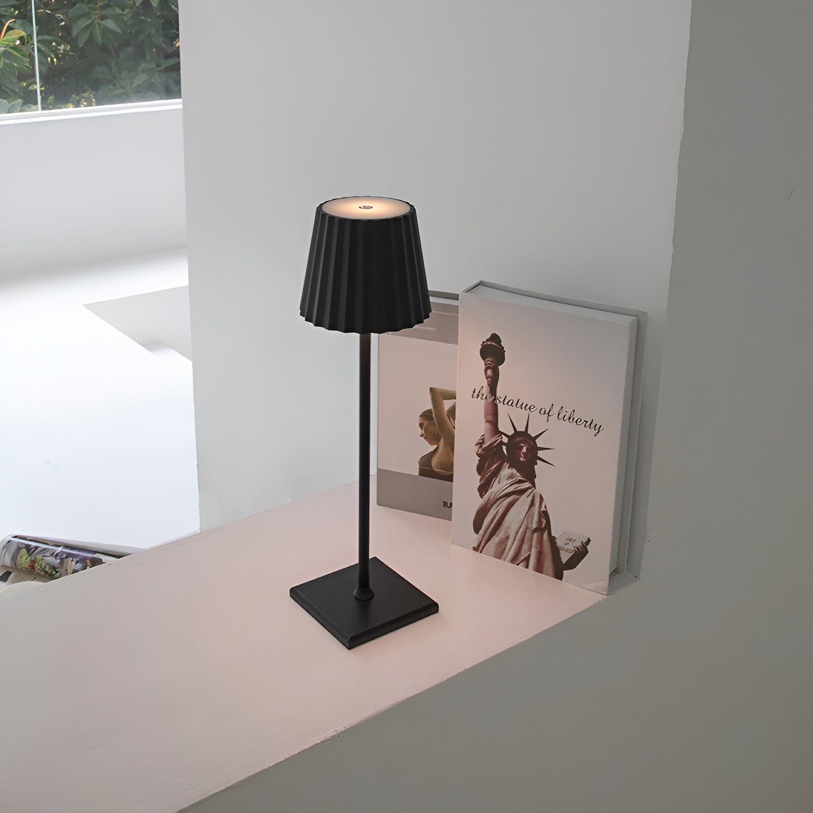 LumiGlow – Trådlös LED-Bordslampa med Justerbar Belysning