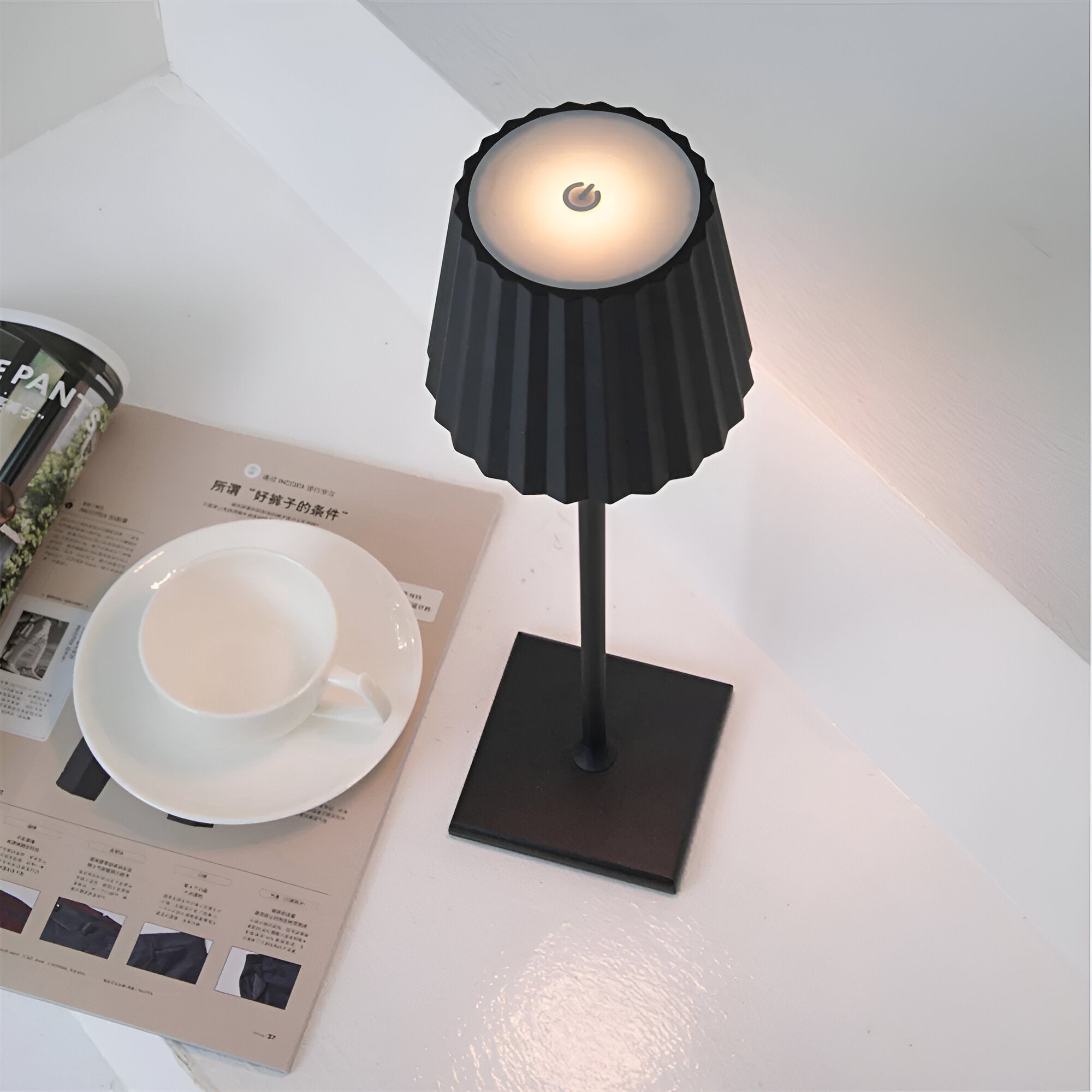 LumiGlow – Trådlös LED-Bordslampa med Justerbar Belysning