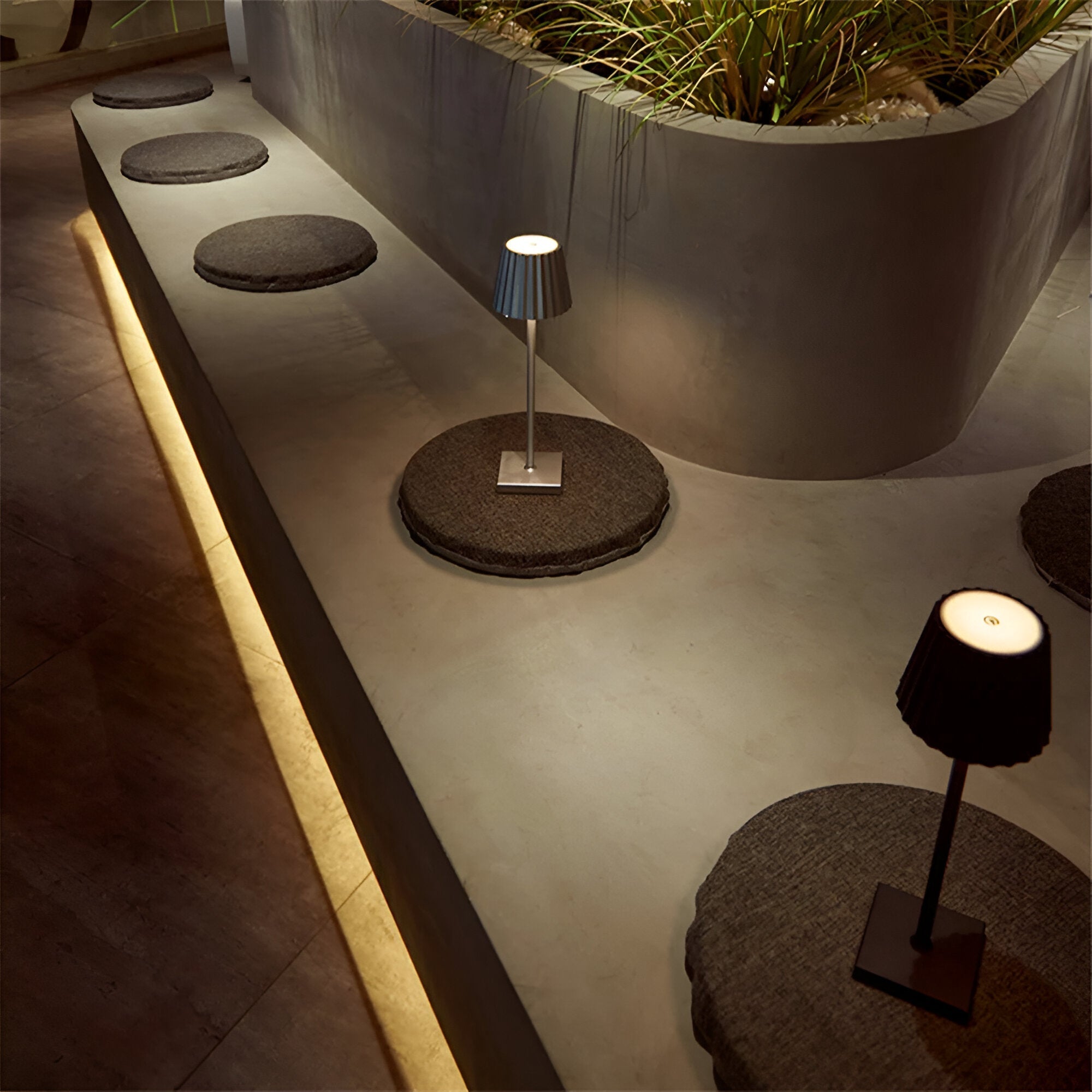 LumiGlow – Trådlös LED-Bordslampa med Justerbar Belysning