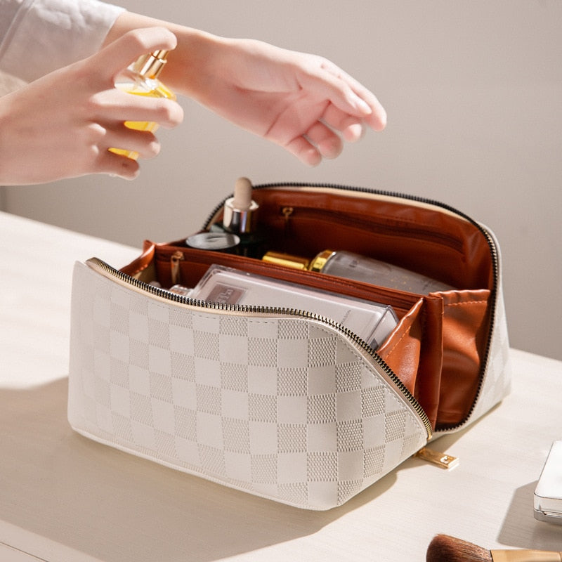 CheckBeauty™ Rutig Sminkväska – Resefodral med Smarta Fack