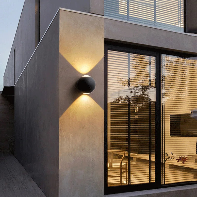 LumiSphere – Kulformad vägglampa i aluminium
