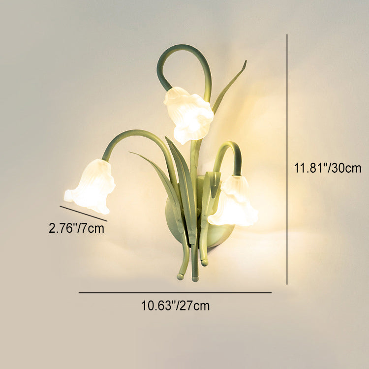 FloralGlow – Vägglampa med blommönster i glas och järn