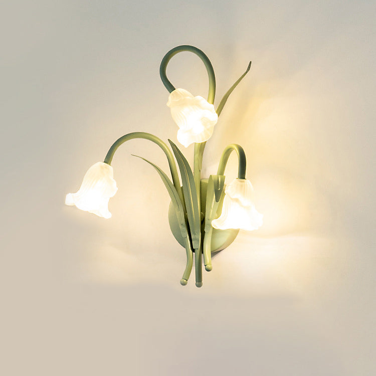 FloralGlow – Vägglampa med blommönster i glas och järn