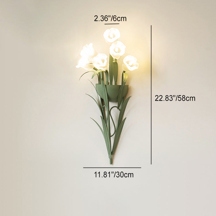 FloralGlow – Vägglampa med blommönster i glas och järn