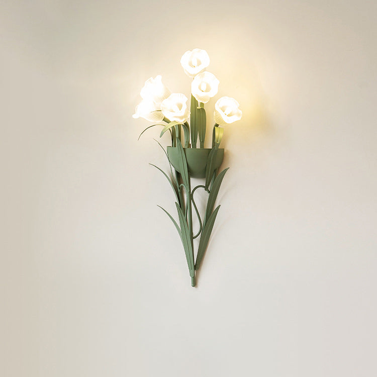 FloralGlow – Vägglampa med blommönster i glas och järn
