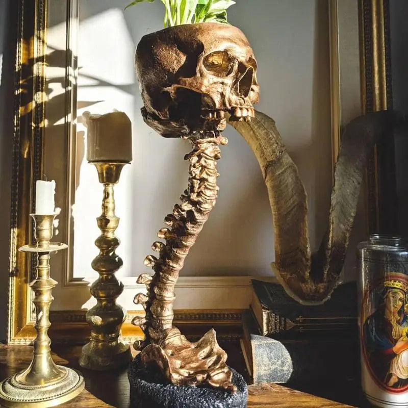 SkullSpine – Gotiskt Planteringskärl med Skalle och Ryggrad