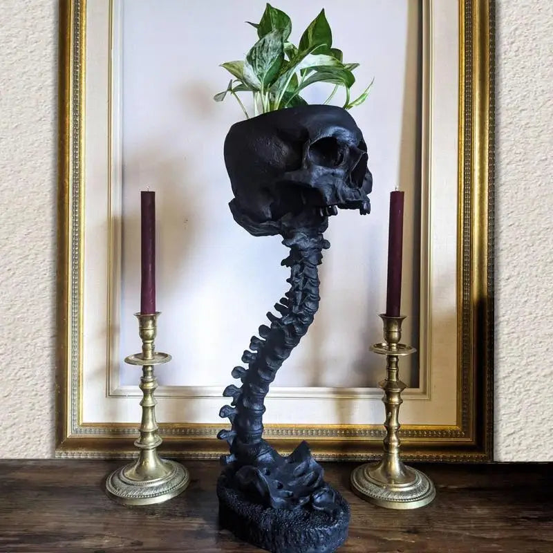 SkullSpine – Gotiskt Planteringskärl med Skalle och Ryggrad