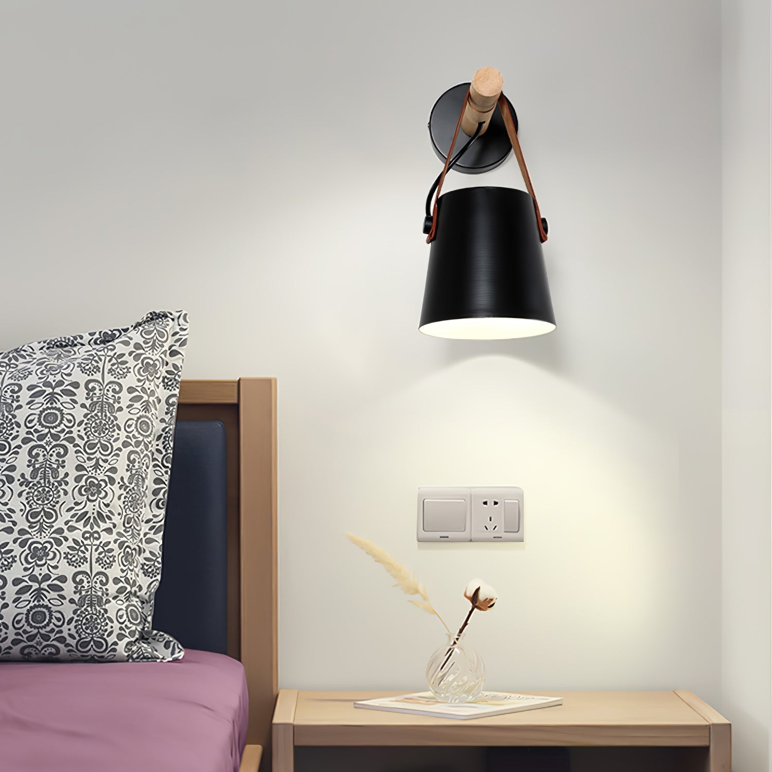 WoodCone – Konisk vägglampa i trä