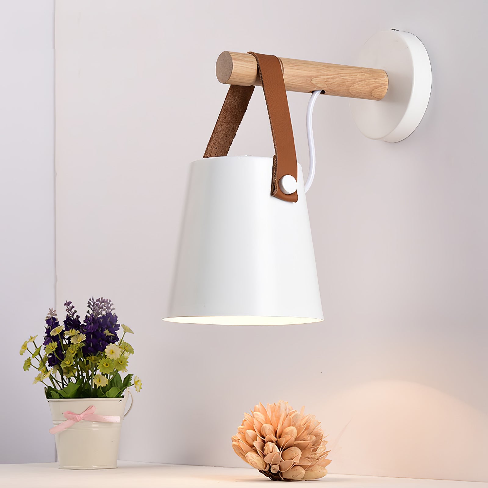 WoodCone – Konisk vägglampa i trä