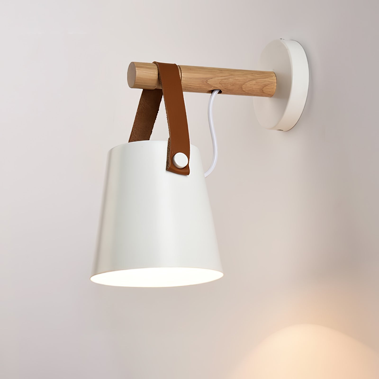 WoodCone – Konisk vägglampa i trä