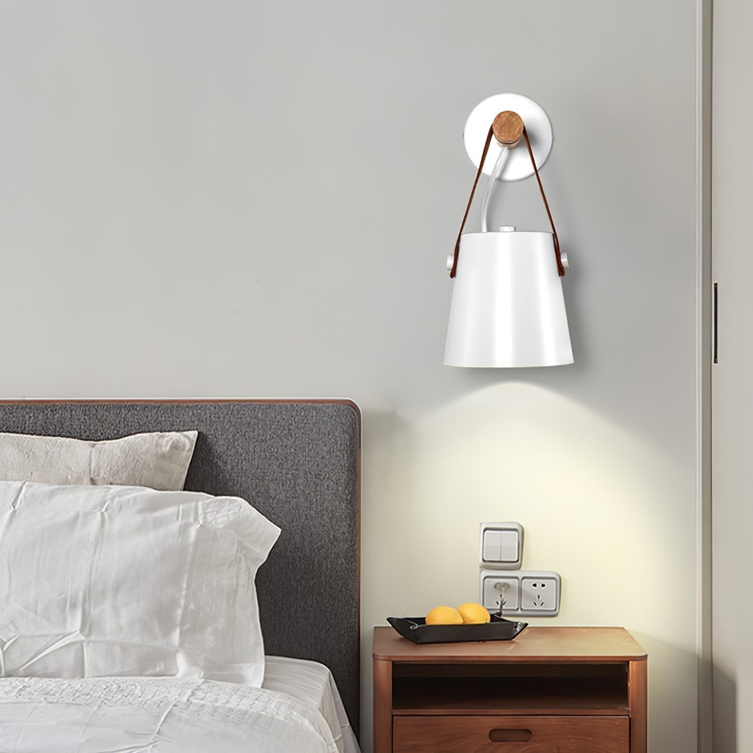 WoodCone – Konisk vägglampa i trä
