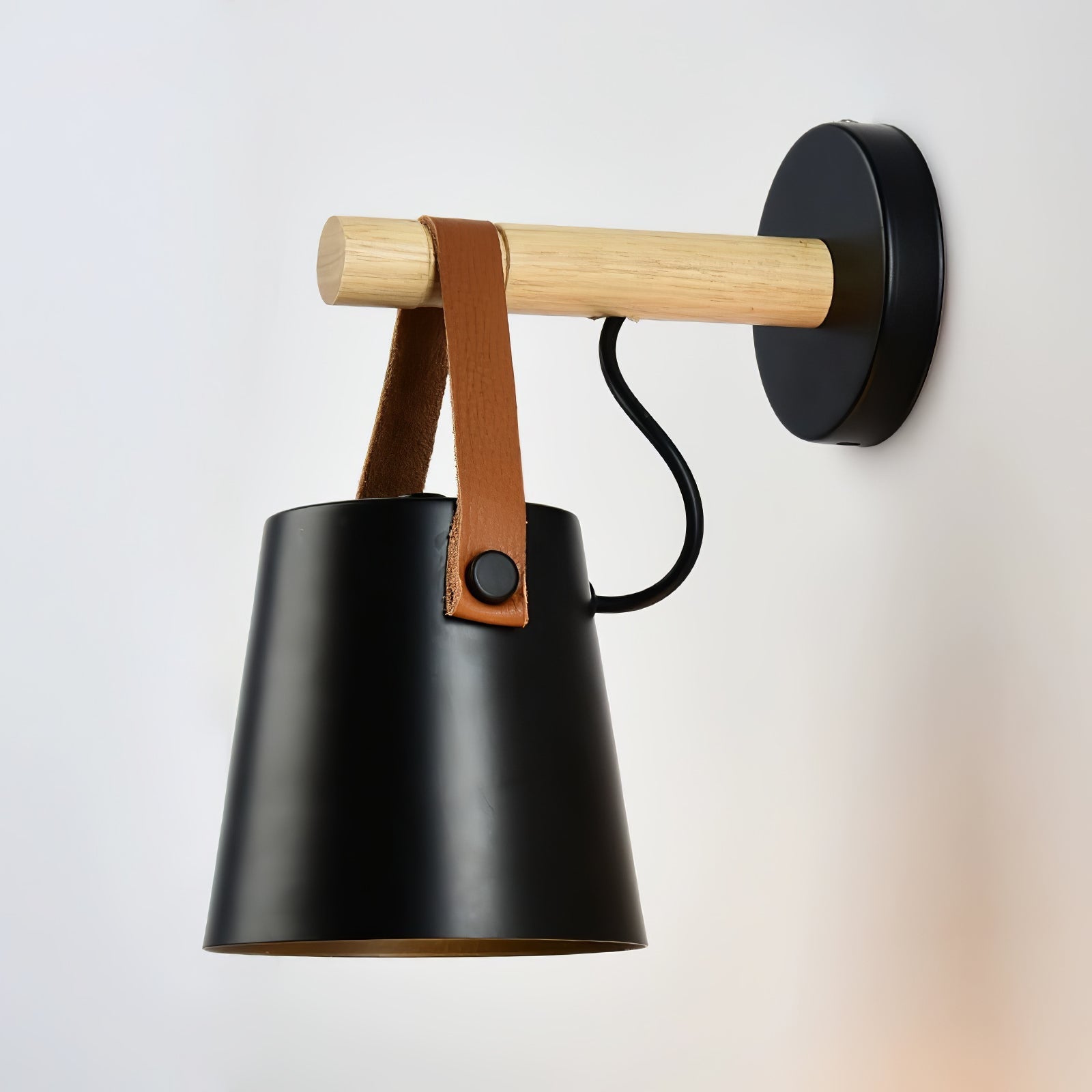 WoodCone – Konisk vägglampa i trä