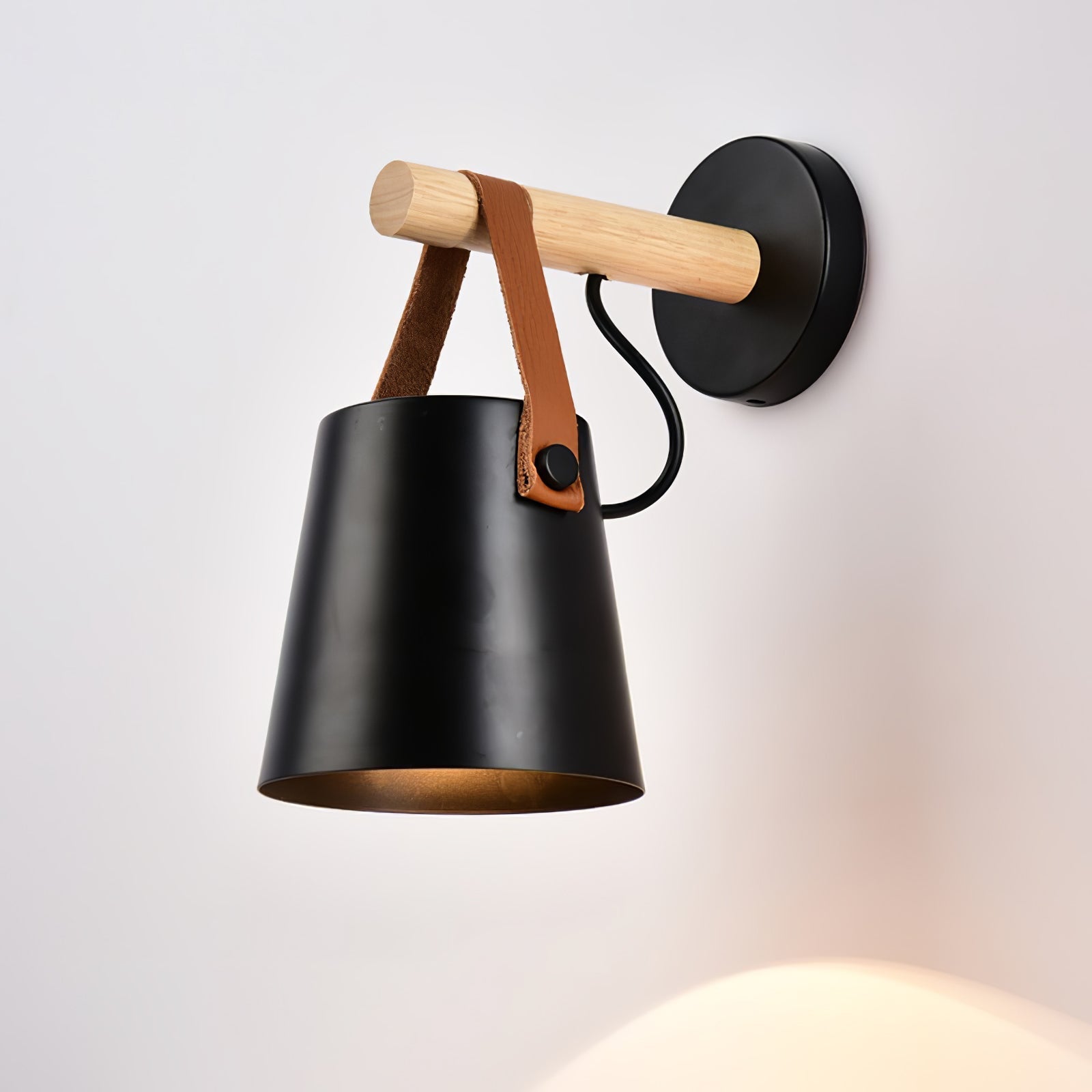 WoodCone – Konisk vägglampa i trä