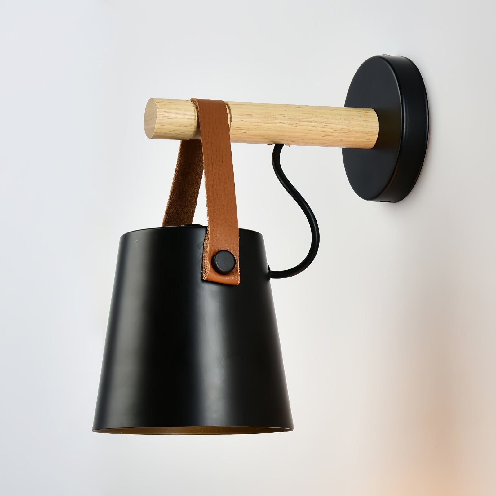 WoodCone – Konisk vägglampa i trä