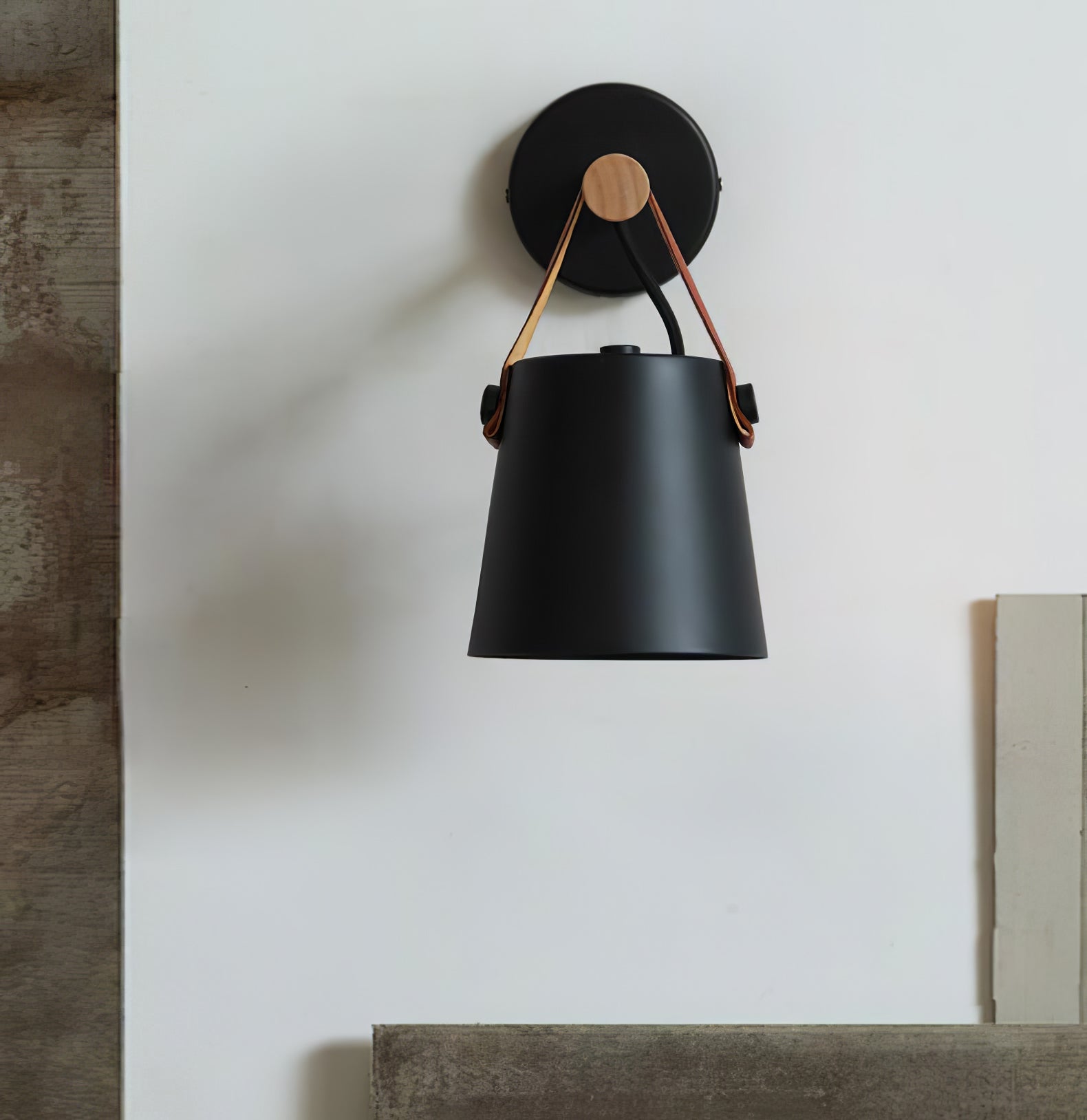 WoodCone – Konisk vägglampa i trä