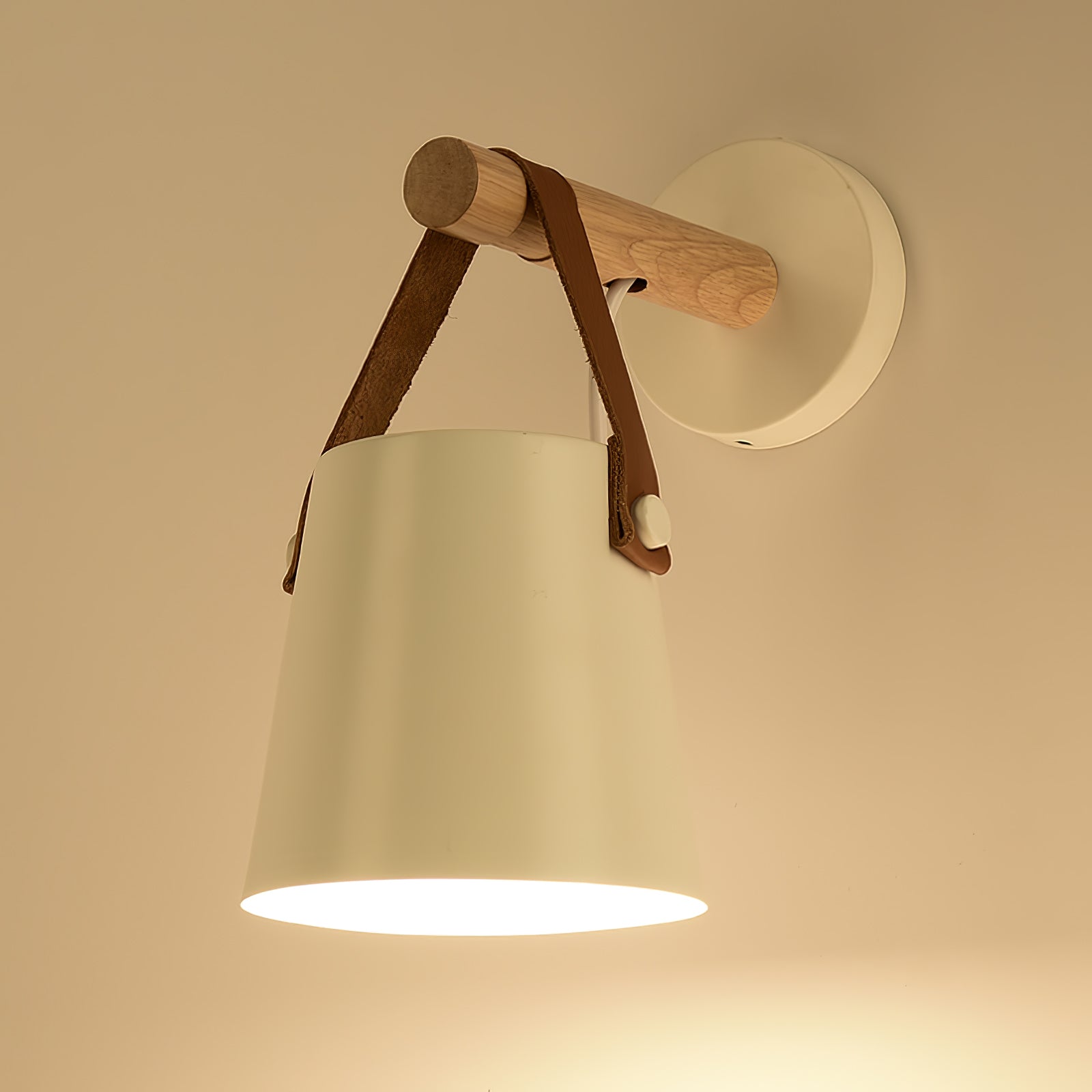WoodCone – Konisk vägglampa i trä