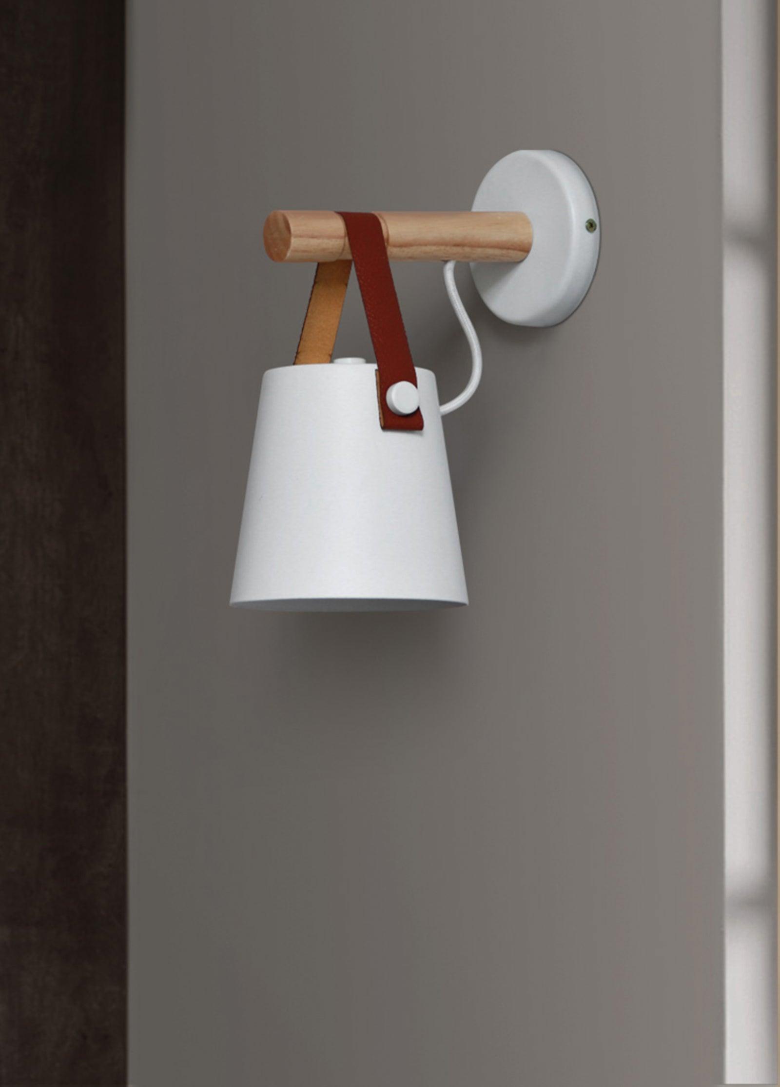 WoodCone – Konisk vägglampa i trä