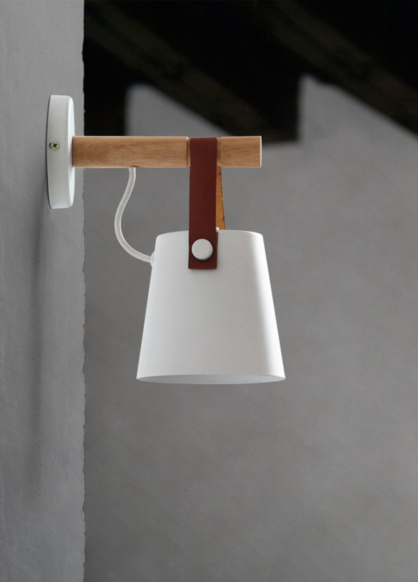 WoodCone – Konisk vägglampa i trä