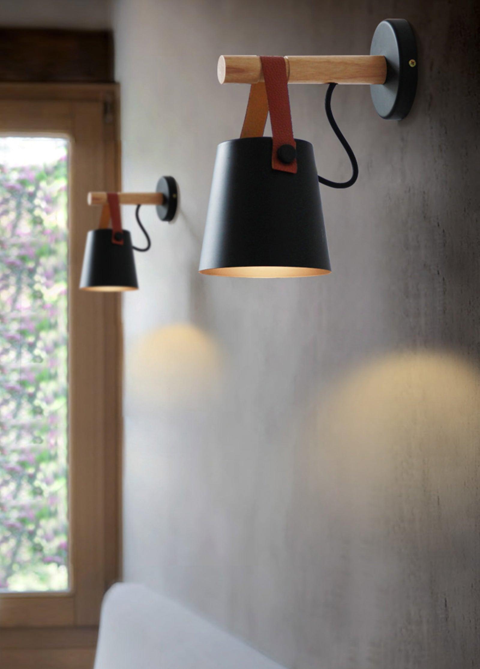 WoodCone – Konisk vägglampa i trä