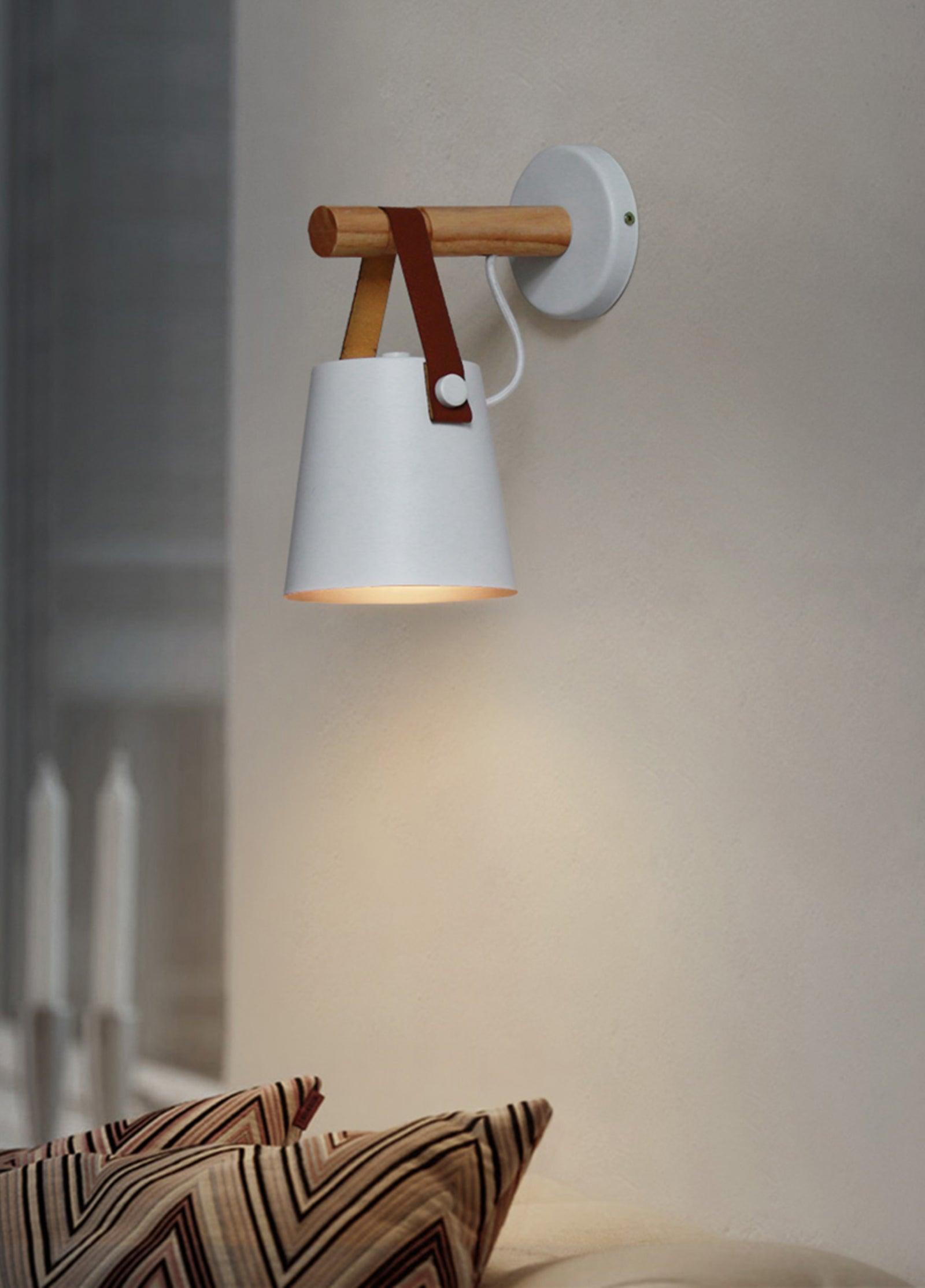 WoodCone – Konisk vägglampa i trä