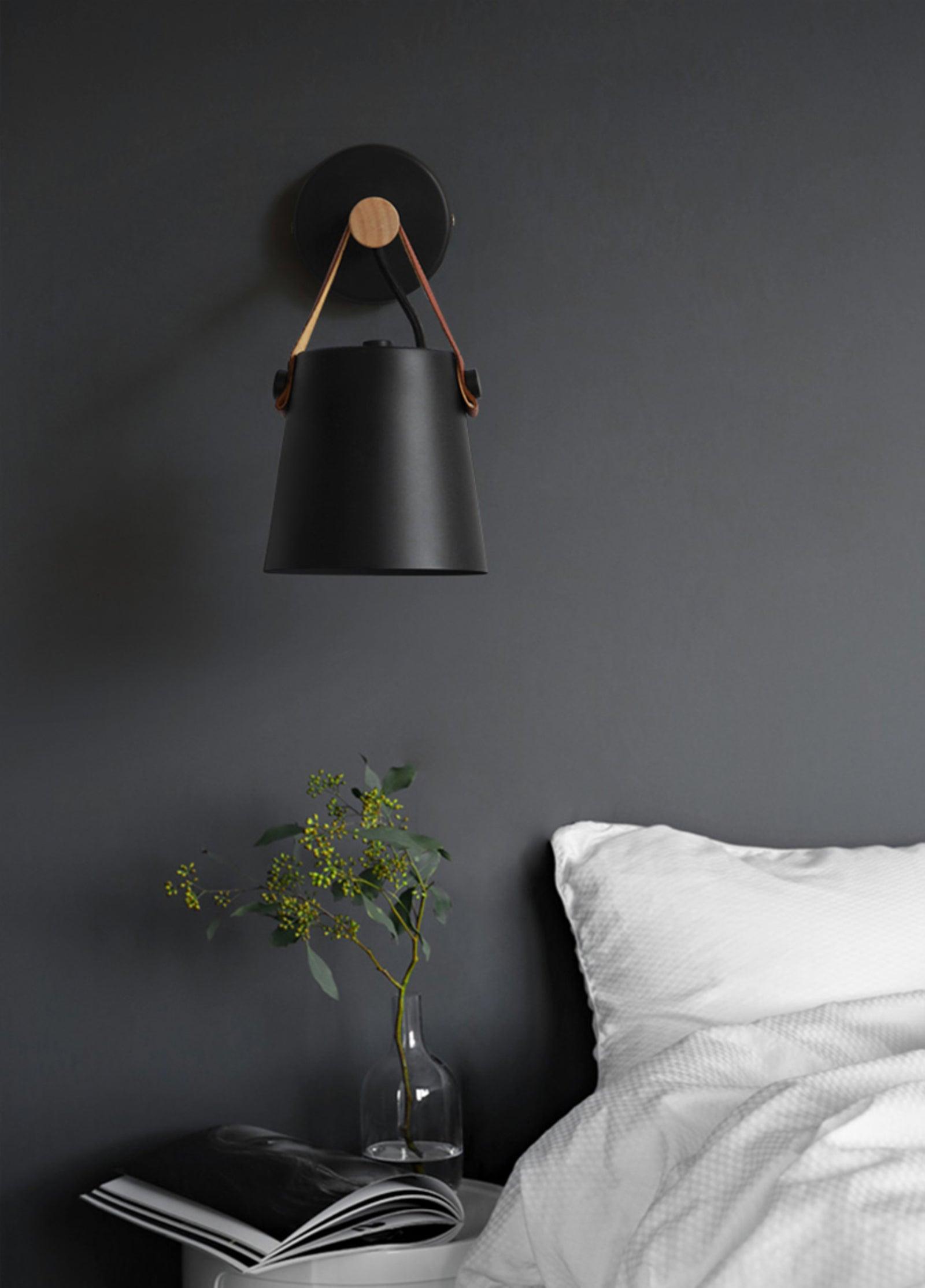 WoodCone – Konisk vägglampa i trä