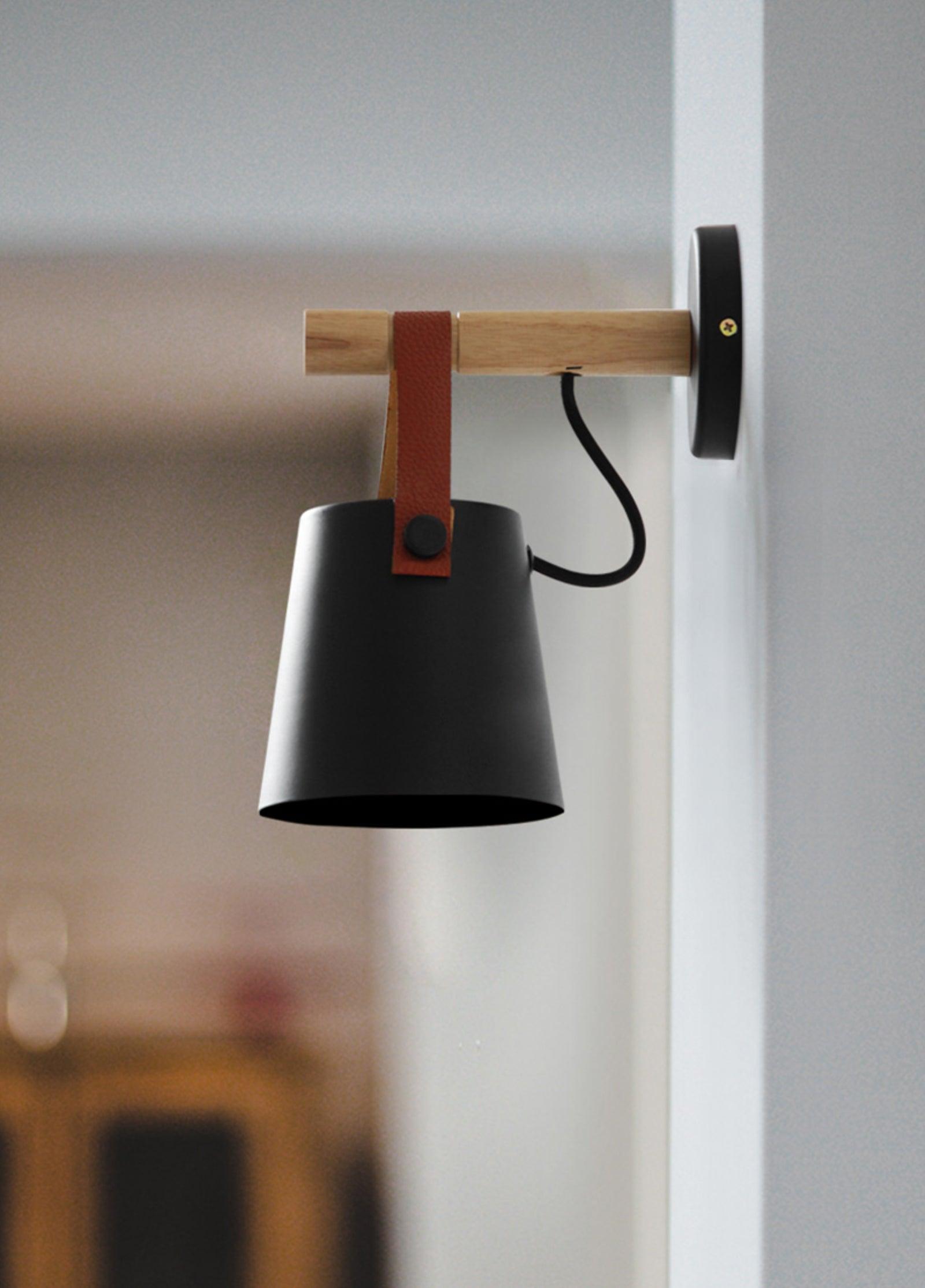 WoodCone – Konisk vägglampa i trä