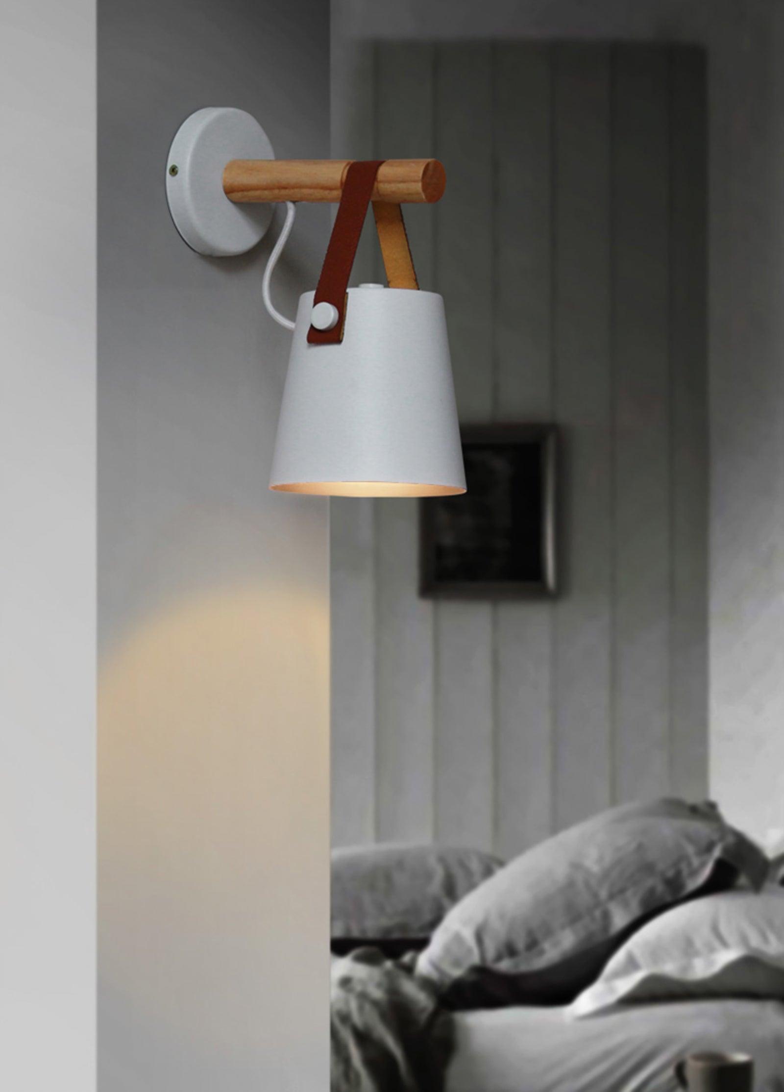 WoodCone – Konisk vägglampa i trä
