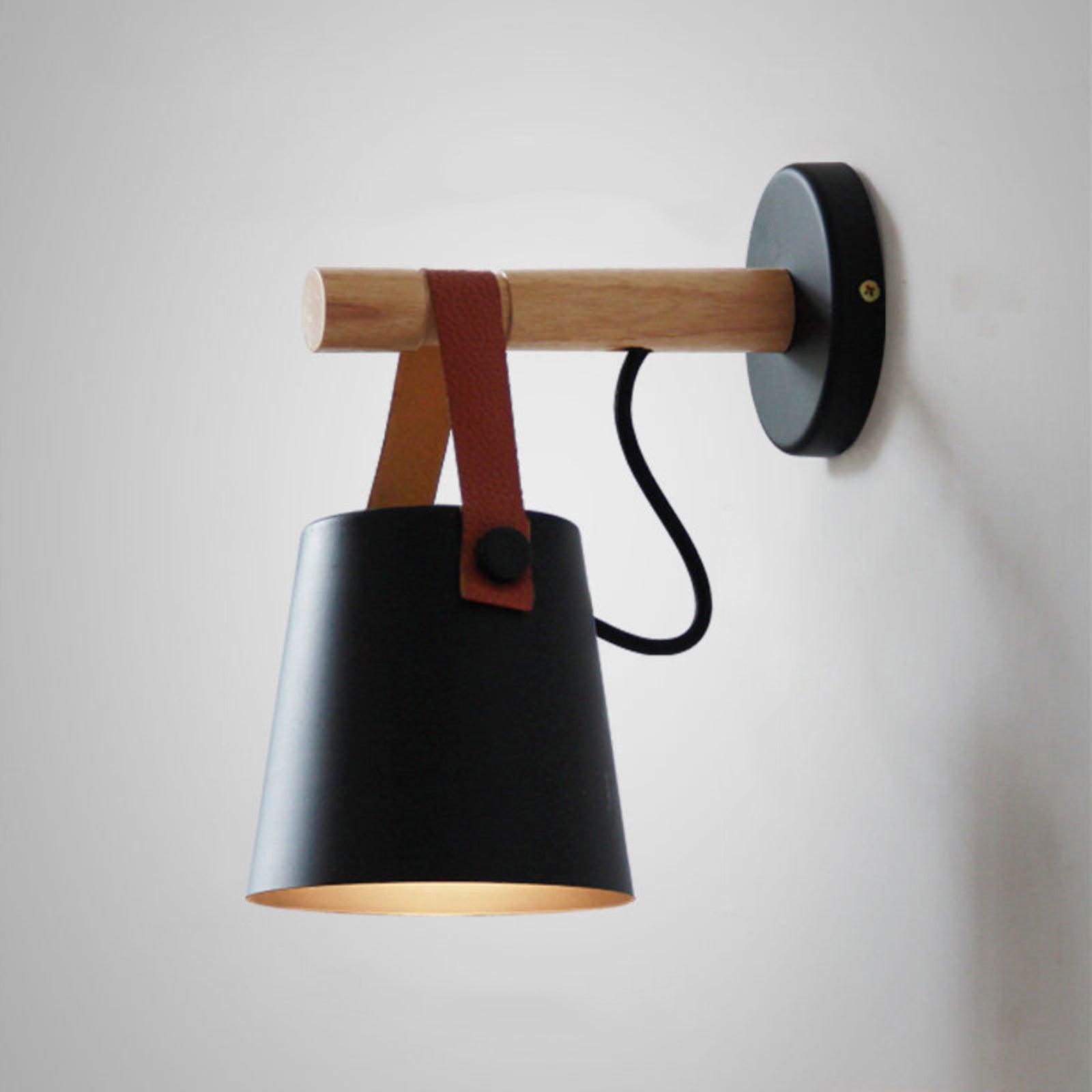 WoodCone – Konisk vägglampa i trä