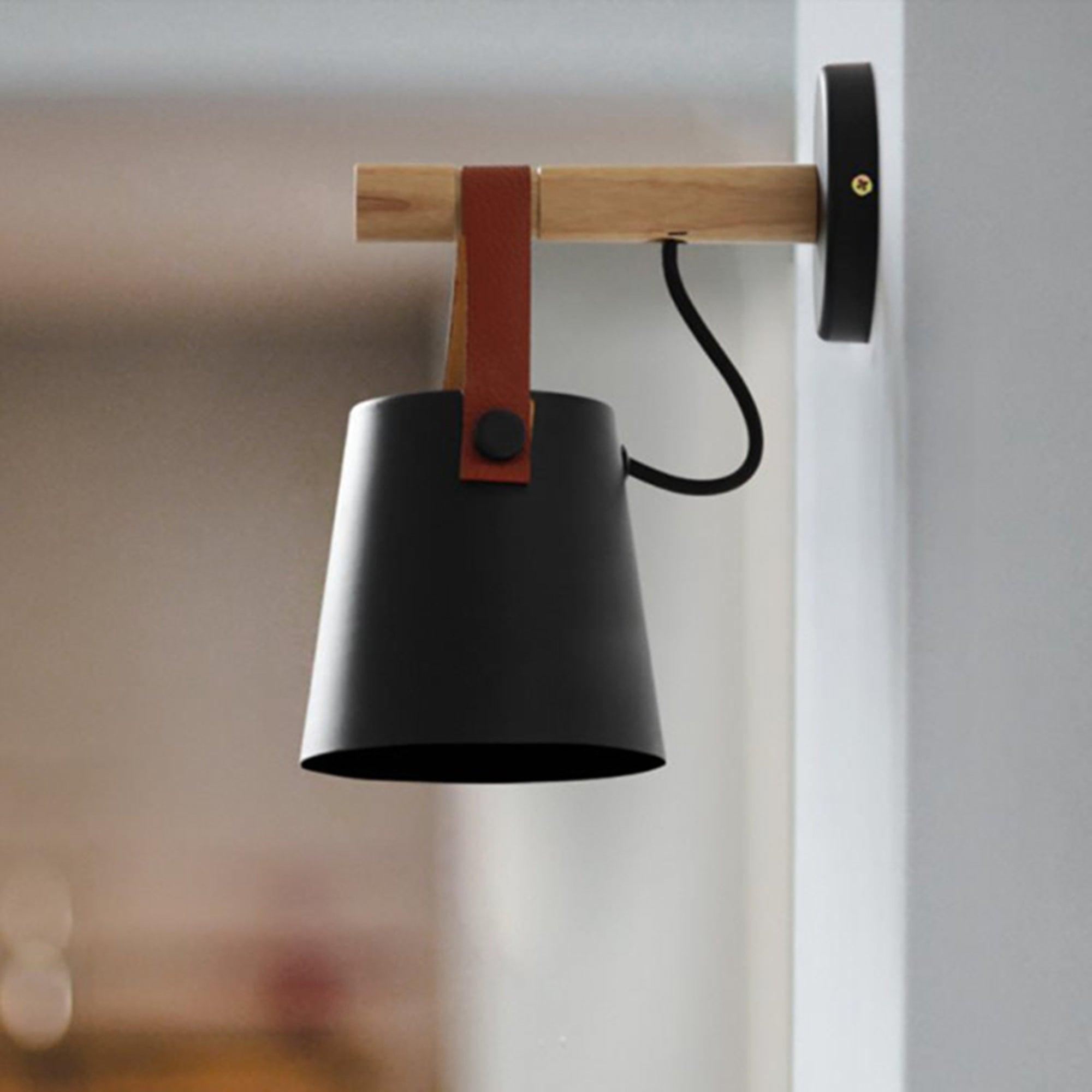 WoodCone – Konisk vägglampa i trä