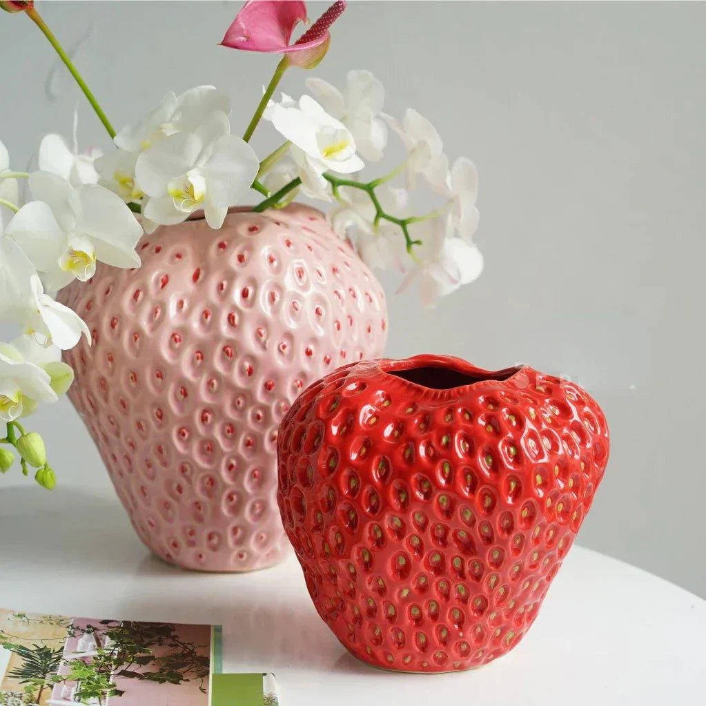 BerryBloom – Charmig Jordgubbskeramisk Vas