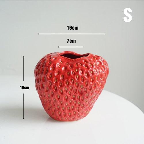 BerryBloom – Charmig Jordgubbskeramisk Vas